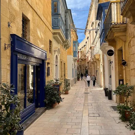 Charming One Bedroom Maisonette * Paola